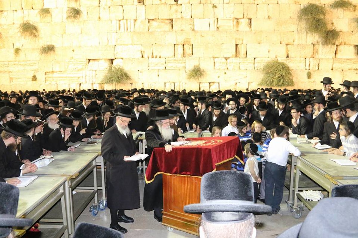 תיעוד: כך נראה סיום צום תשעה באב בכותל המערבי