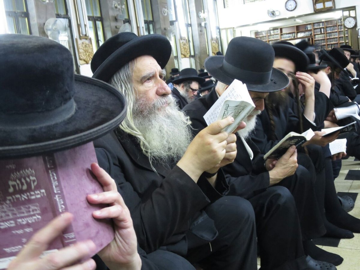 צפו: הקינות והאבלות בביהכנ"ס של ברסלב