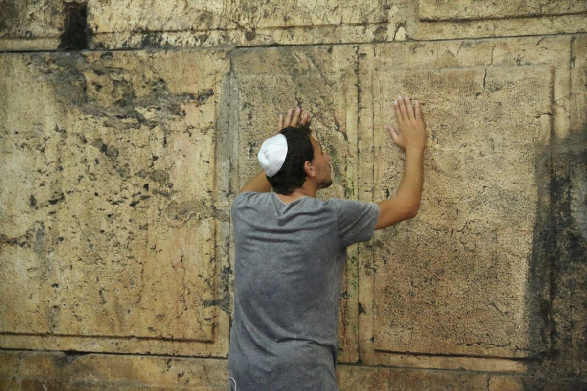 הסלבס סיירו עם ישי לפידות מול קודש הקודשים | תיעוד