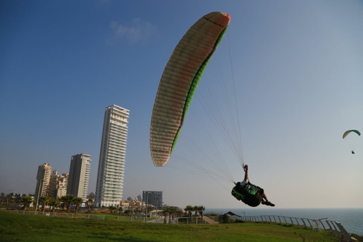 מרהיב: מצנחי רחיפה בחוף הים בנתניה