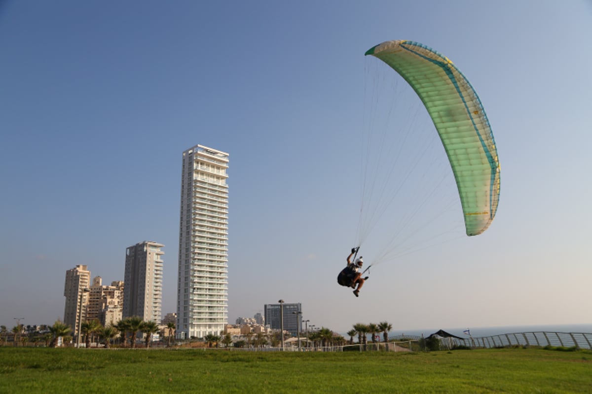 מרהיב: מצנחי רחיפה בחוף הים בנתניה