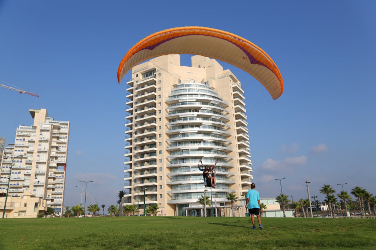 מרהיב: מצנחי רחיפה בחוף הים בנתניה