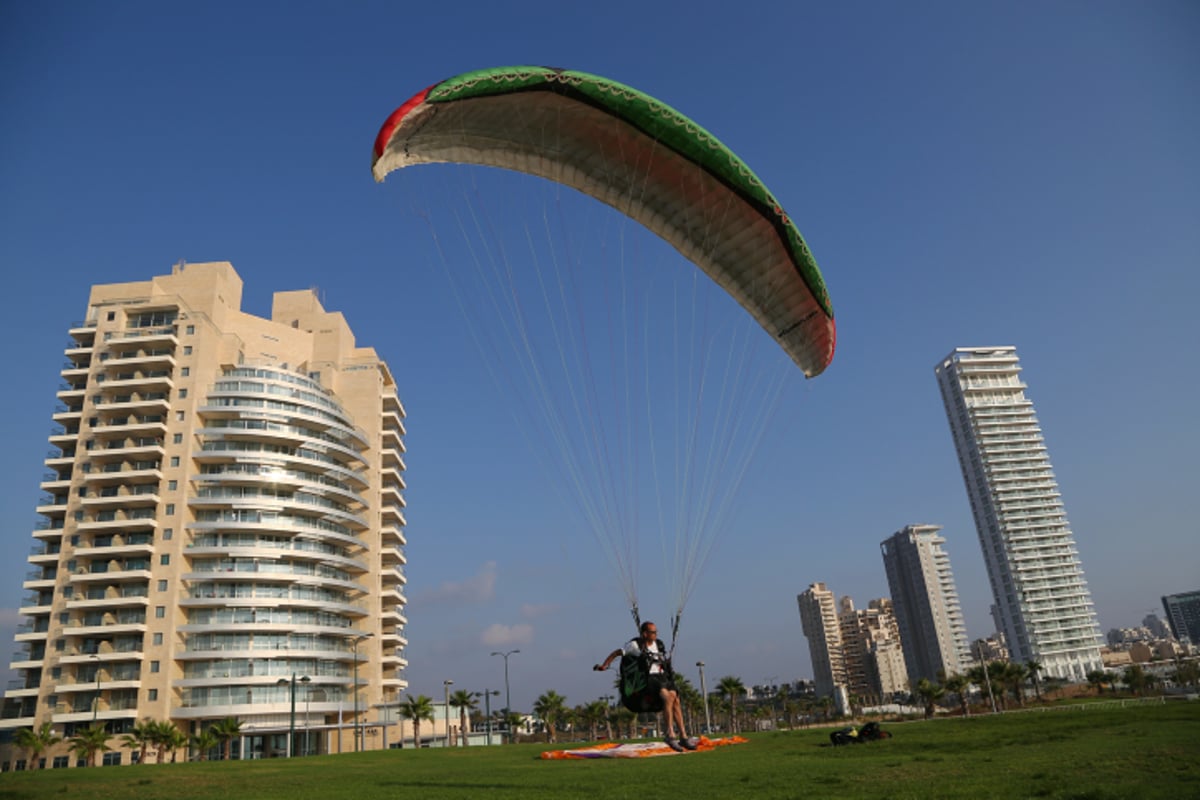 מרהיב: מצנחי רחיפה בחוף הים בנתניה