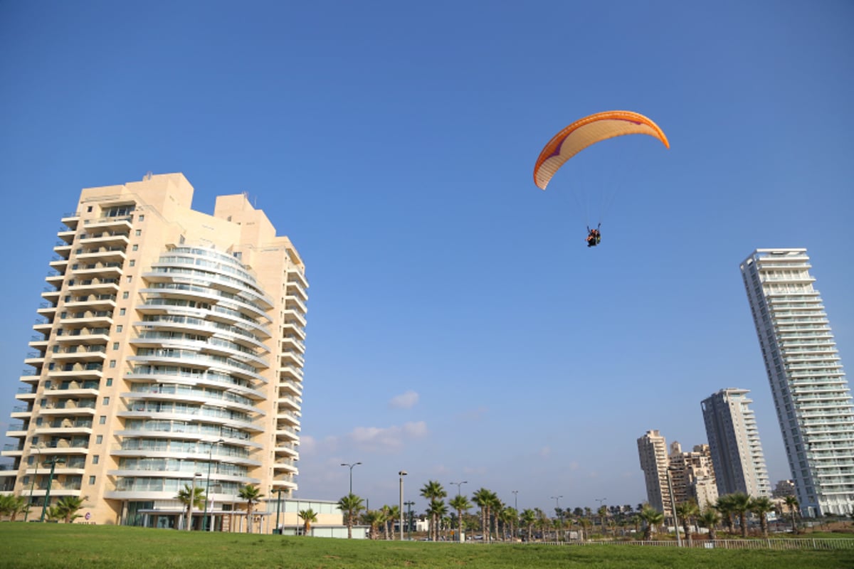 מרהיב: מצנחי רחיפה בחוף הים בנתניה