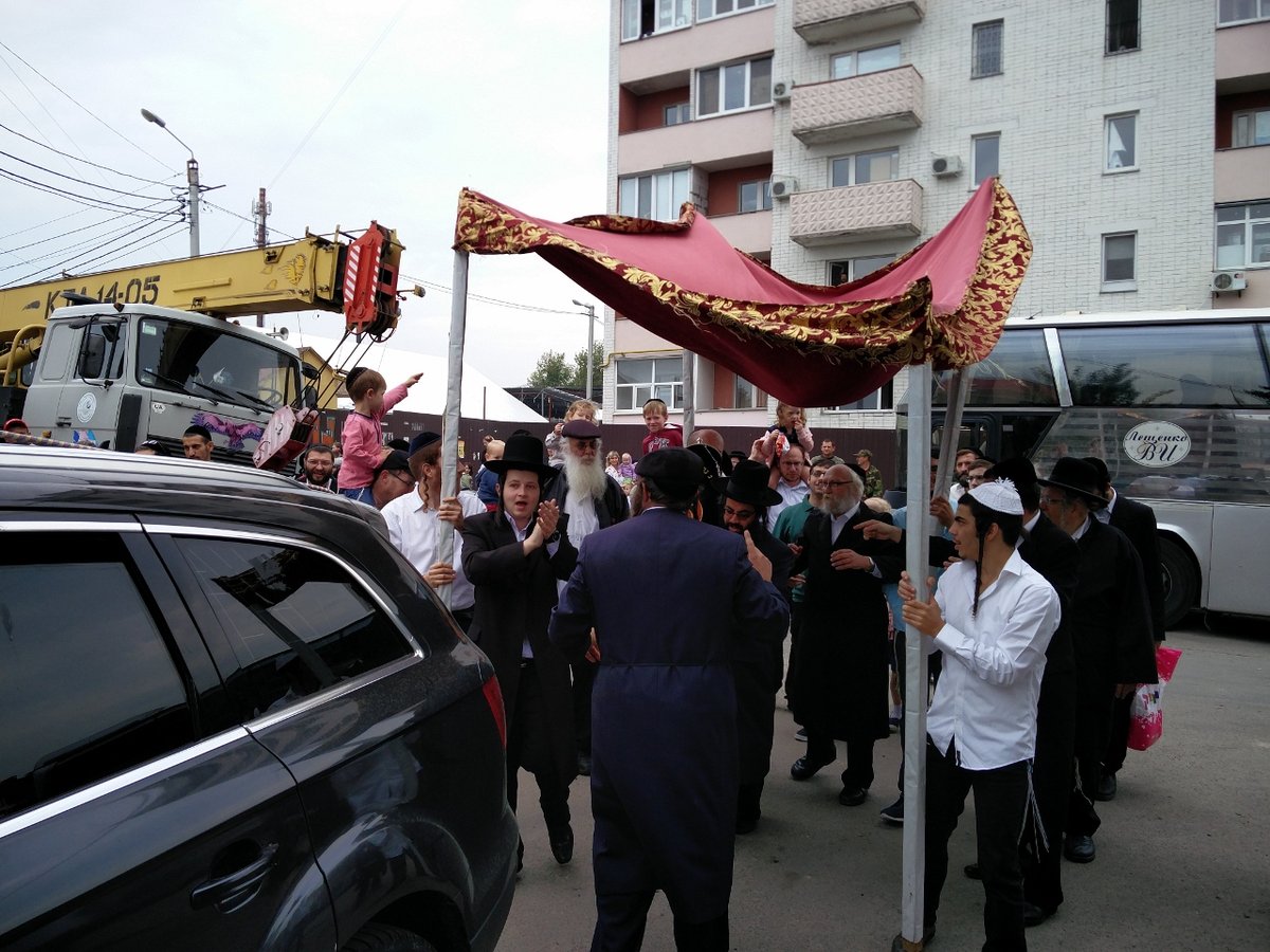 תיעוד ענק: כך מכניסים ספר תורה באומן