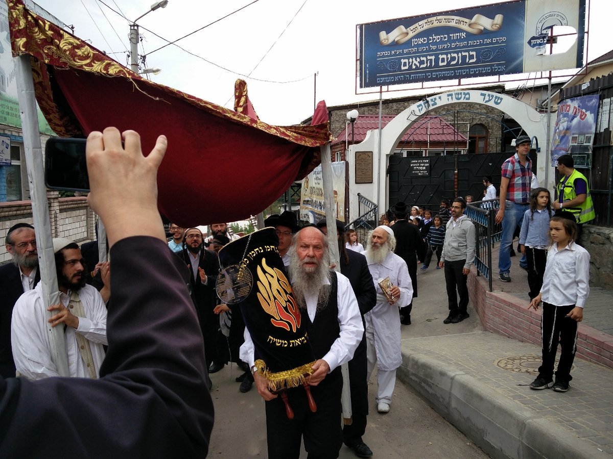 תיעוד ענק: כך מכניסים ספר תורה באומן