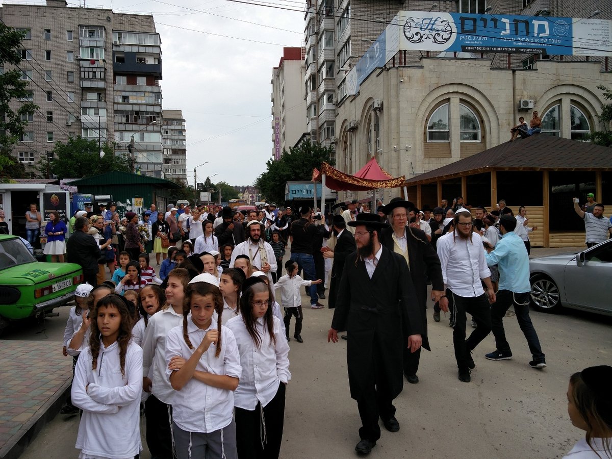 תיעוד ענק: כך מכניסים ספר תורה באומן