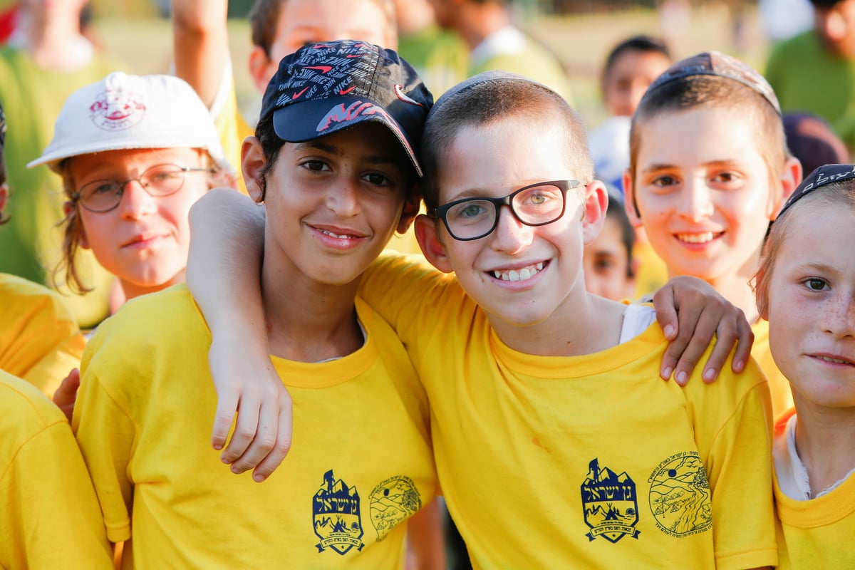 פארק המים נצבע צהוב: צפו ביום כיף של ילדי חב"ד