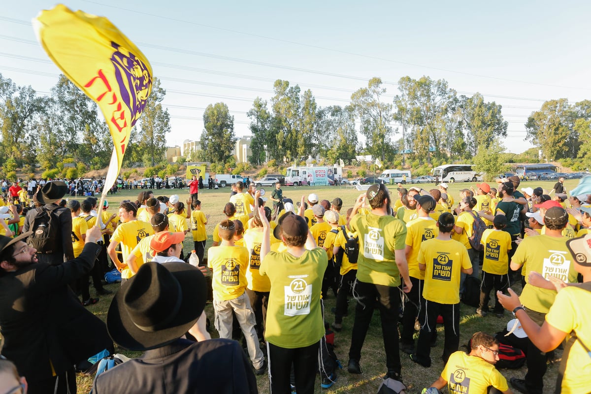 פארק המים נצבע צהוב: צפו ביום כיף של ילדי חב"ד