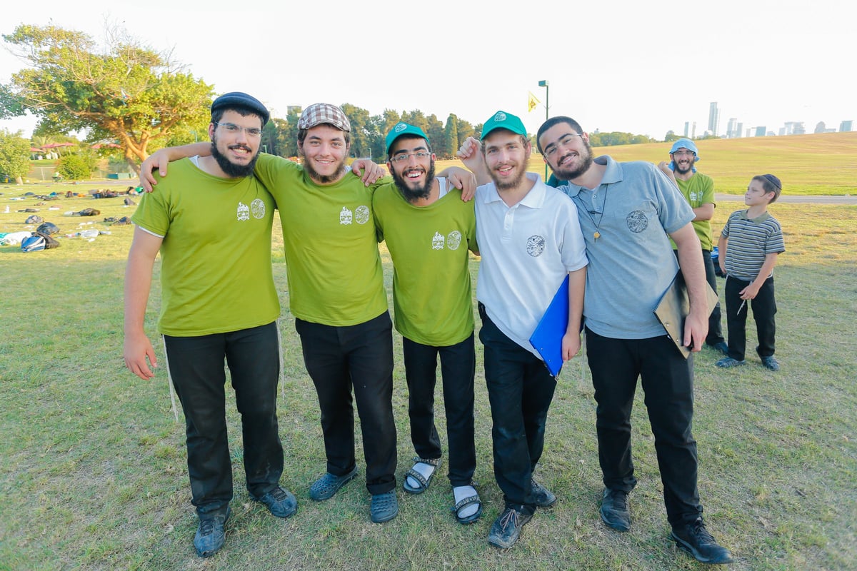 פארק המים נצבע צהוב: צפו ביום כיף של ילדי חב"ד