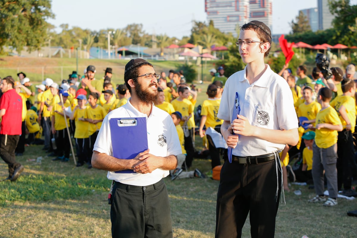 פארק המים נצבע צהוב: צפו ביום כיף של ילדי חב"ד