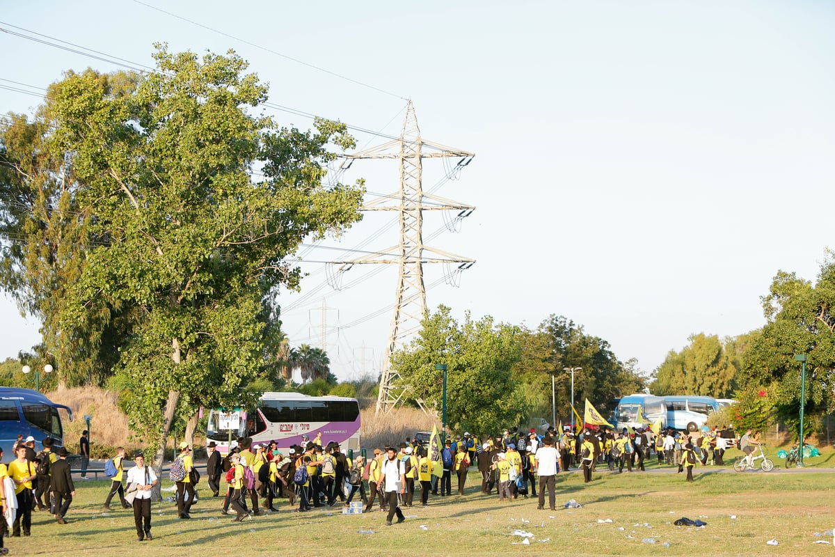 פארק המים נצבע צהוב: צפו ביום כיף של ילדי חב"ד