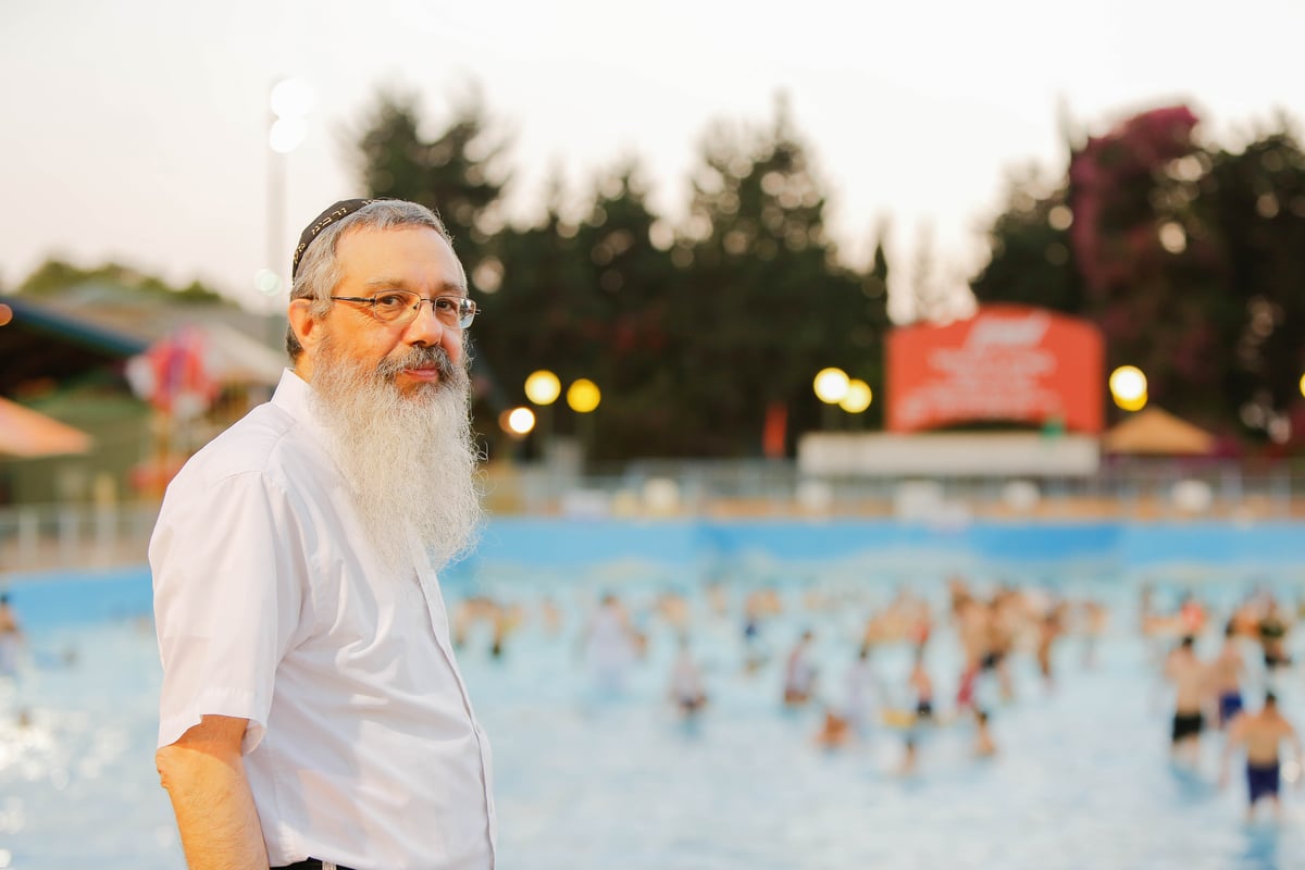 פארק המים נצבע צהוב: צפו ביום כיף של ילדי חב"ד