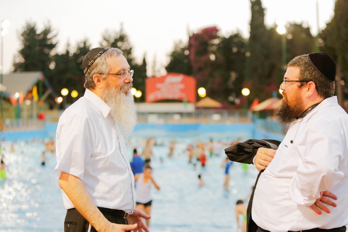 פארק המים נצבע צהוב: צפו ביום כיף של ילדי חב"ד