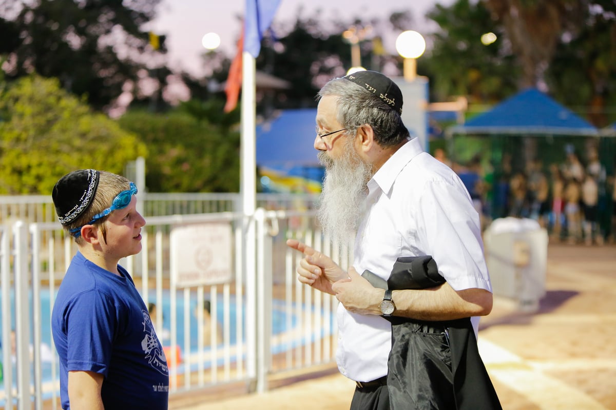 פארק המים נצבע צהוב: צפו ביום כיף של ילדי חב"ד