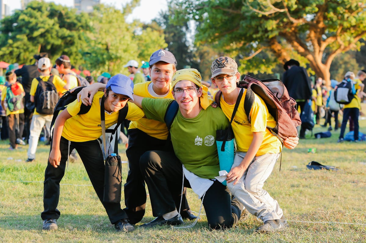 פארק המים נצבע צהוב: צפו ביום כיף של ילדי חב"ד