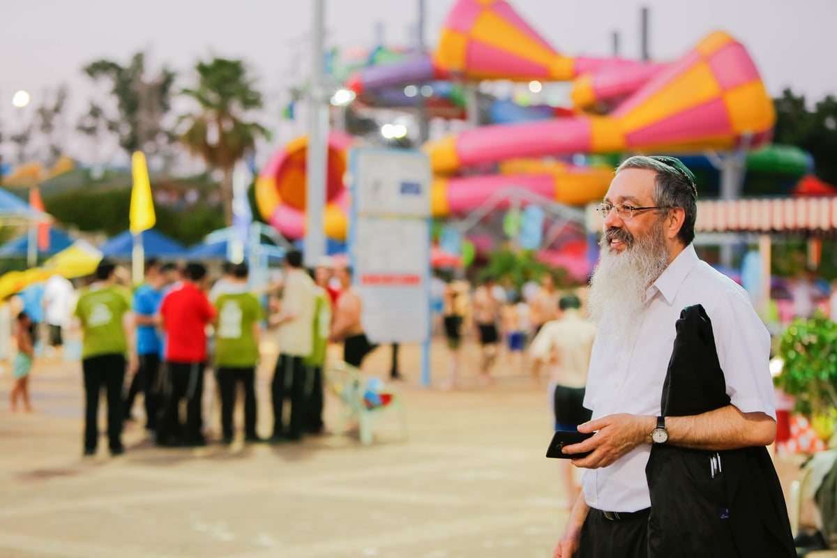 פארק המים נצבע צהוב: צפו ביום כיף של ילדי חב"ד