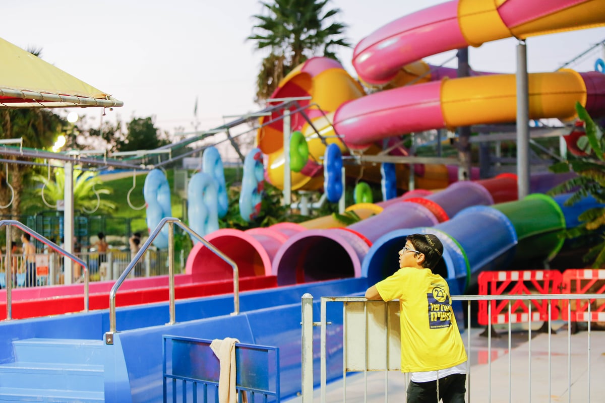 פארק המים נצבע צהוב: צפו ביום כיף של ילדי חב"ד