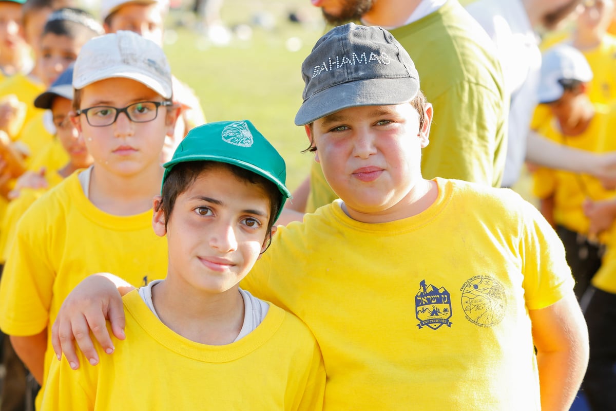 פארק המים נצבע צהוב: צפו ביום כיף של ילדי חב"ד