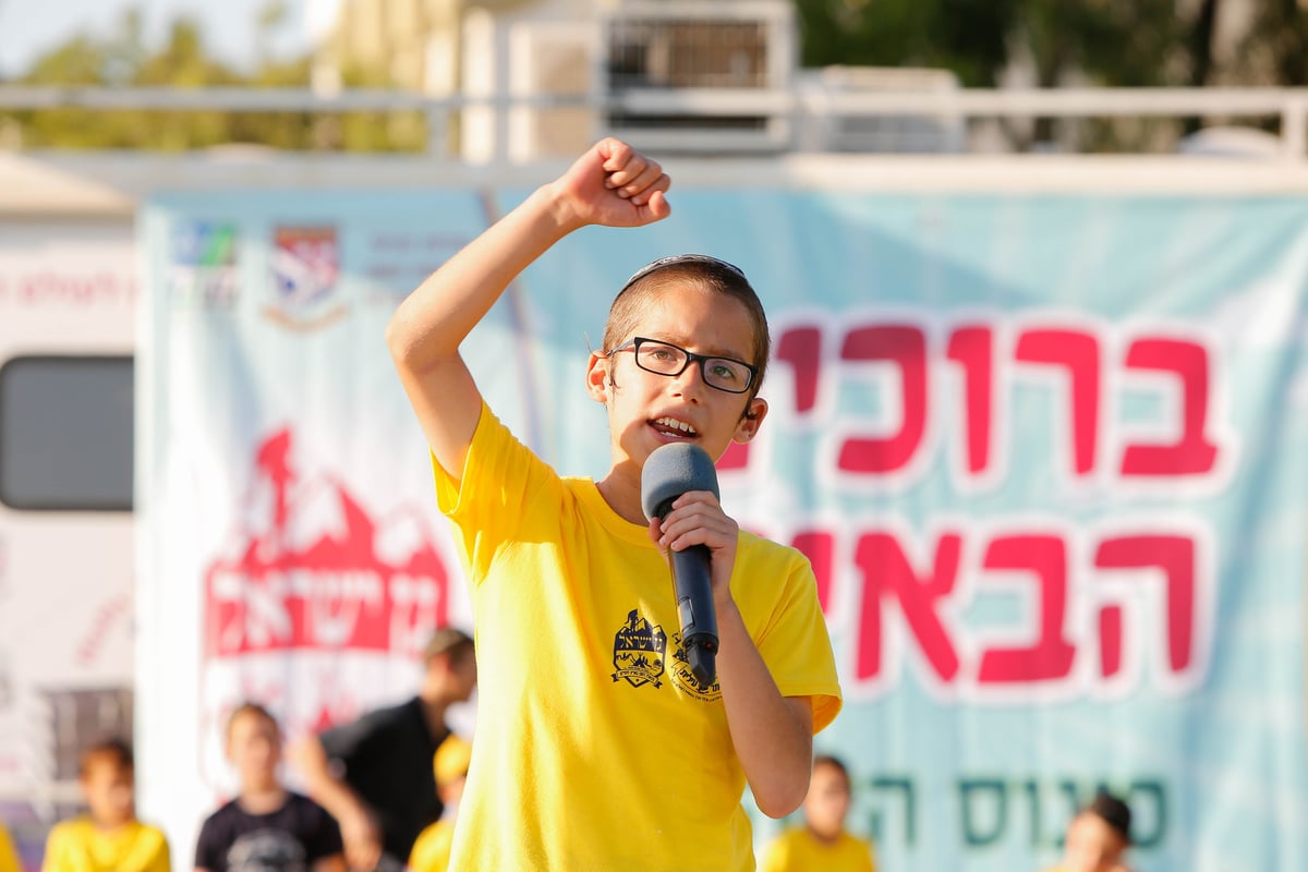 פארק המים נצבע צהוב: צפו ביום כיף של ילדי חב"ד