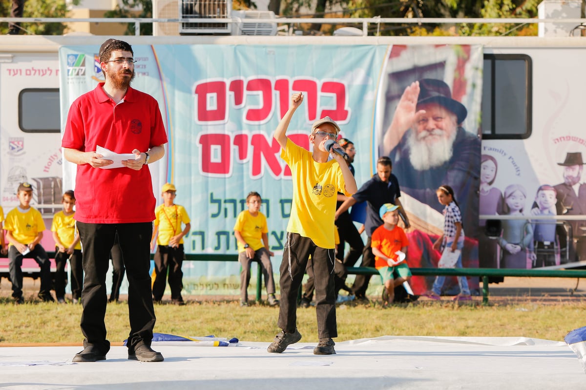 פארק המים נצבע צהוב: צפו ביום כיף של ילדי חב"ד