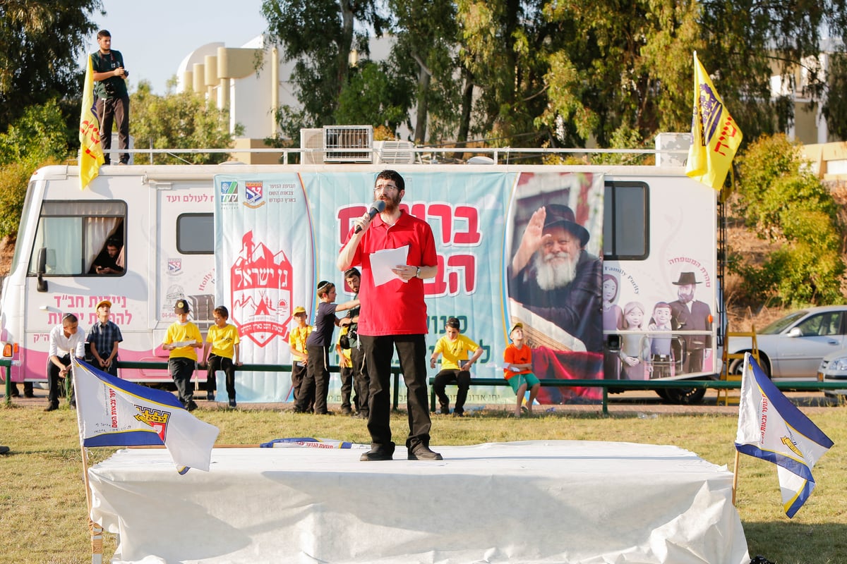 פארק המים נצבע צהוב: צפו ביום כיף של ילדי חב"ד