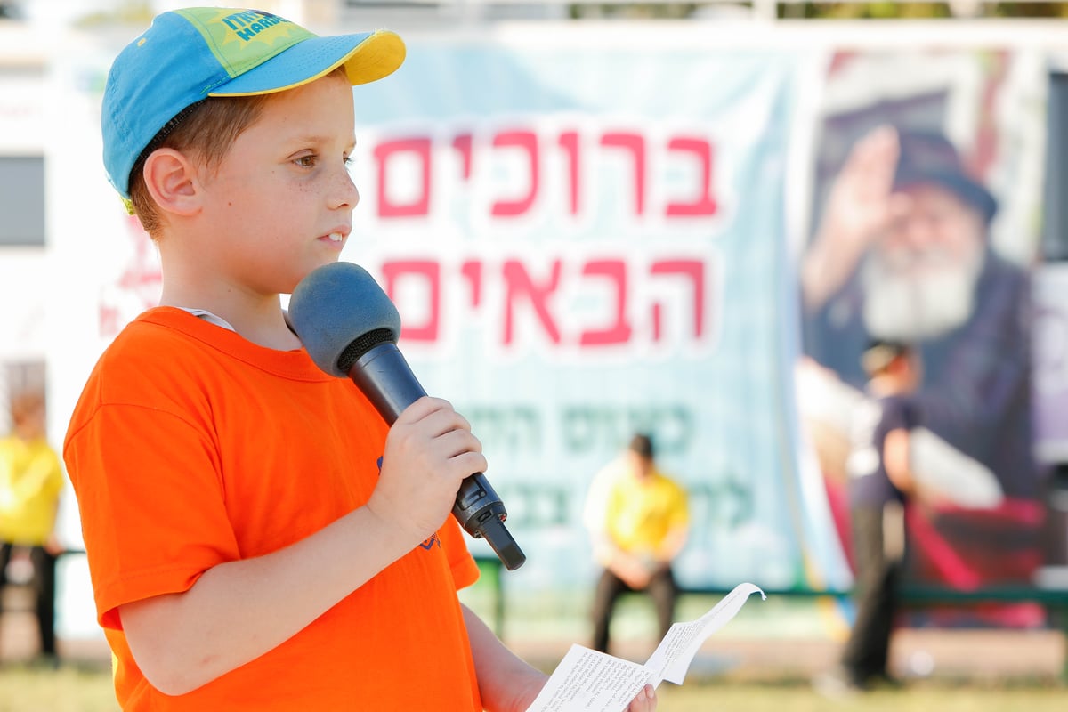 פארק המים נצבע צהוב: צפו ביום כיף של ילדי חב"ד