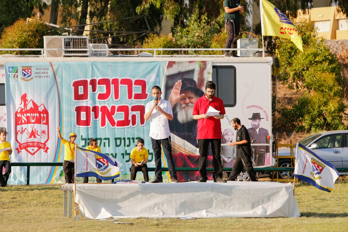 פארק המים נצבע צהוב: צפו ביום כיף של ילדי חב"ד