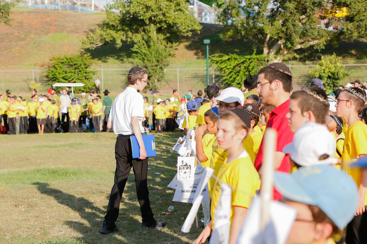 פארק המים נצבע צהוב: צפו ביום כיף של ילדי חב"ד