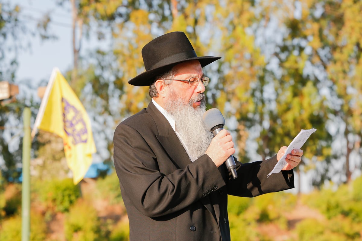 פארק המים נצבע צהוב: צפו ביום כיף של ילדי חב"ד