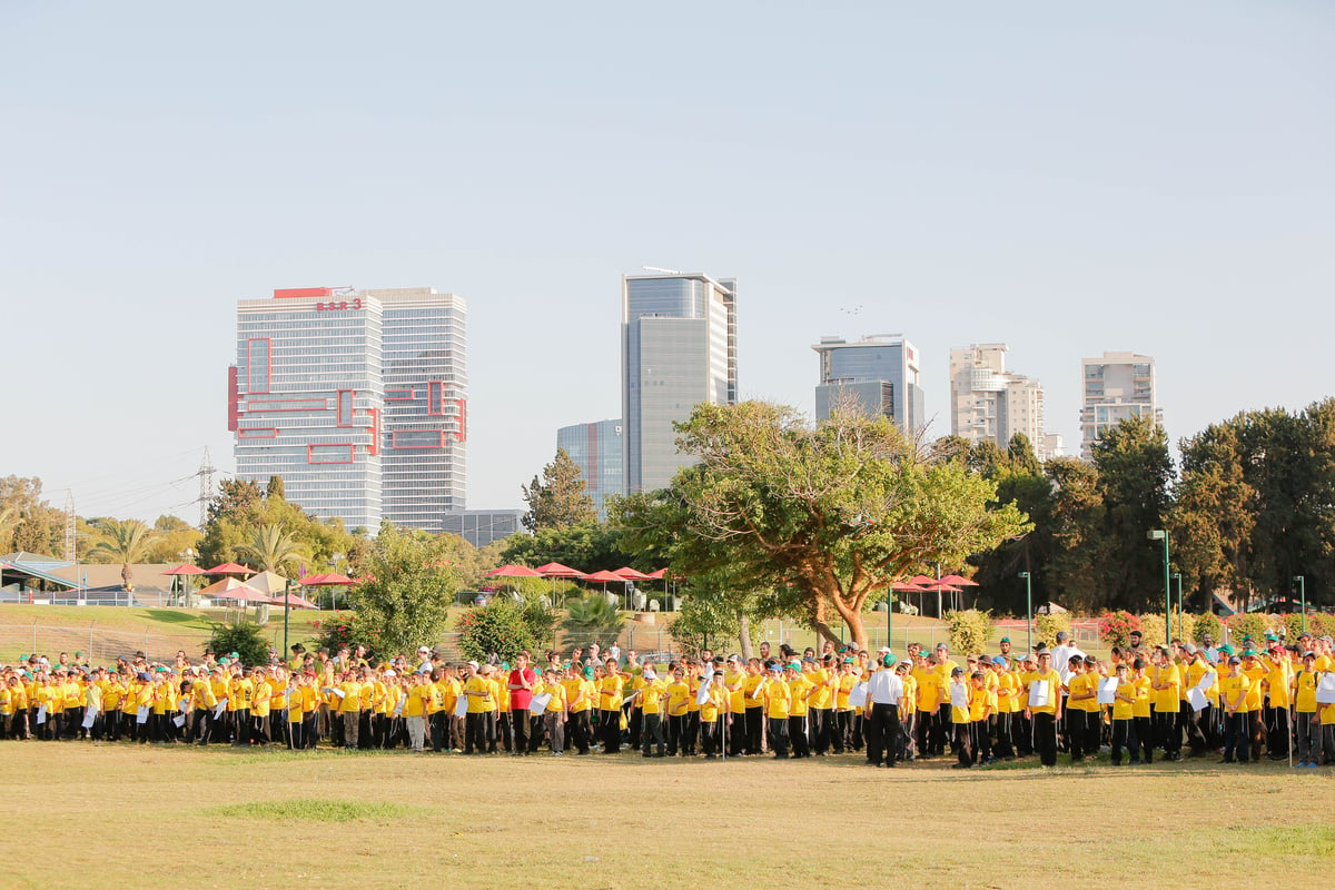 פארק המים נצבע צהוב: צפו ביום כיף של ילדי חב"ד