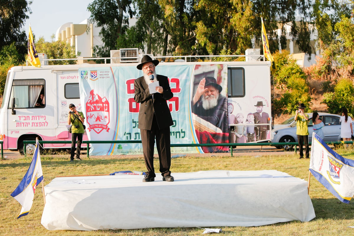 פארק המים נצבע צהוב: צפו ביום כיף של ילדי חב"ד