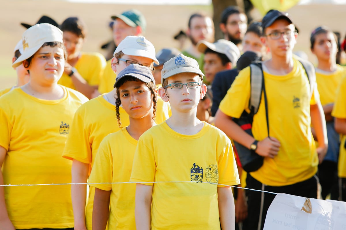 פארק המים נצבע צהוב: צפו ביום כיף של ילדי חב"ד