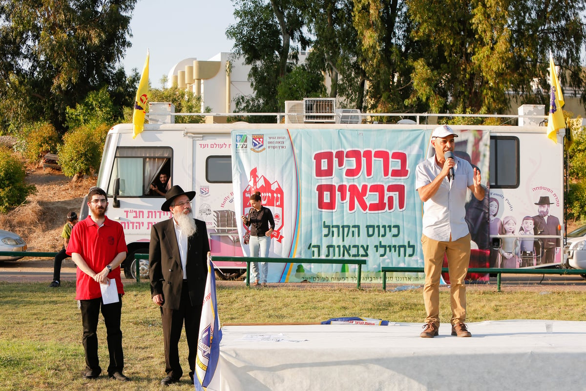 פארק המים נצבע צהוב: צפו ביום כיף של ילדי חב"ד