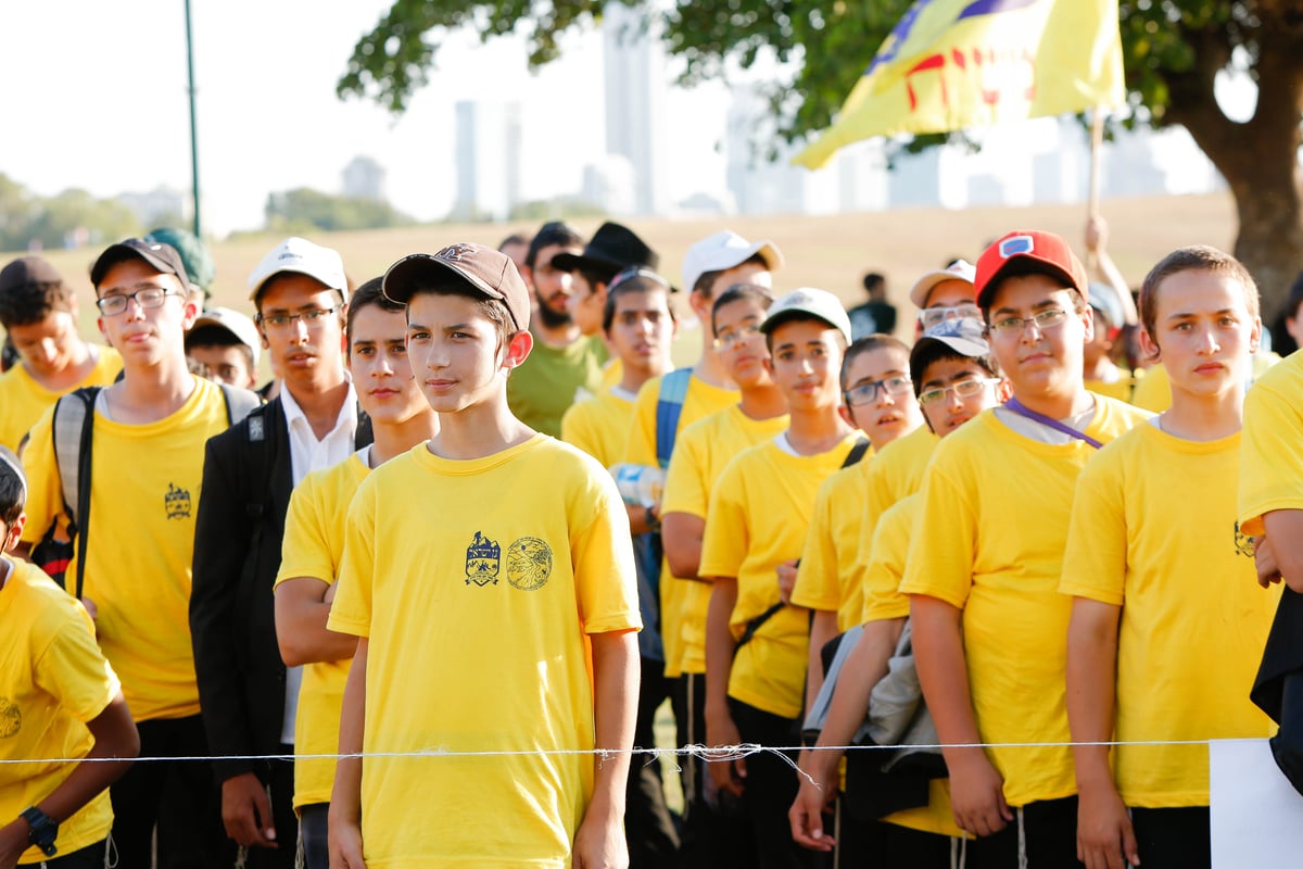 פארק המים נצבע צהוב: צפו ביום כיף של ילדי חב"ד