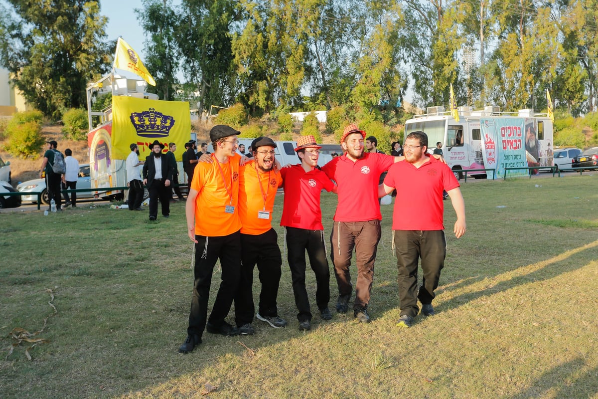 פארק המים נצבע צהוב: צפו ביום כיף של ילדי חב"ד