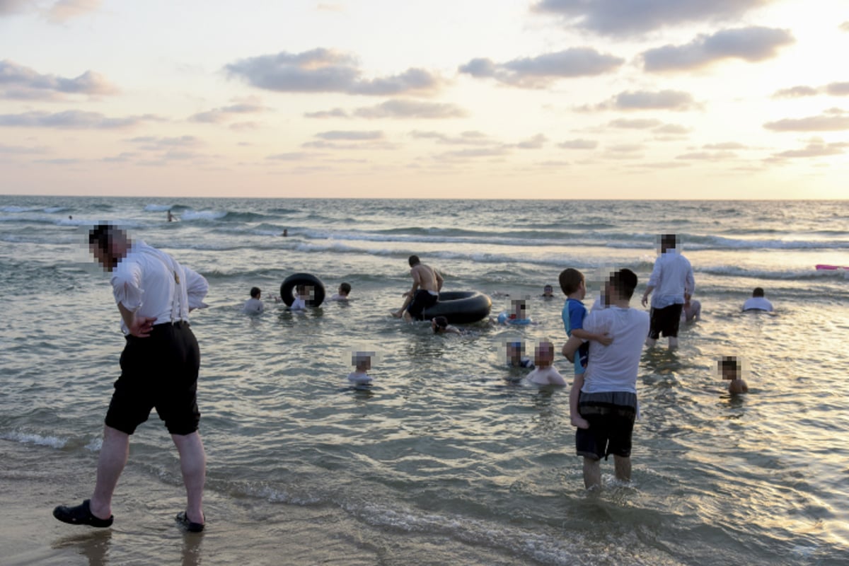 תיעוד מבפנים: בין הזמנים בחוף הנפרד בבת ים