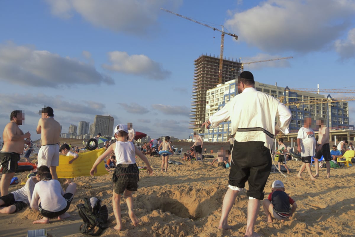 תיעוד מבפנים: בין הזמנים בחוף הנפרד בבת ים