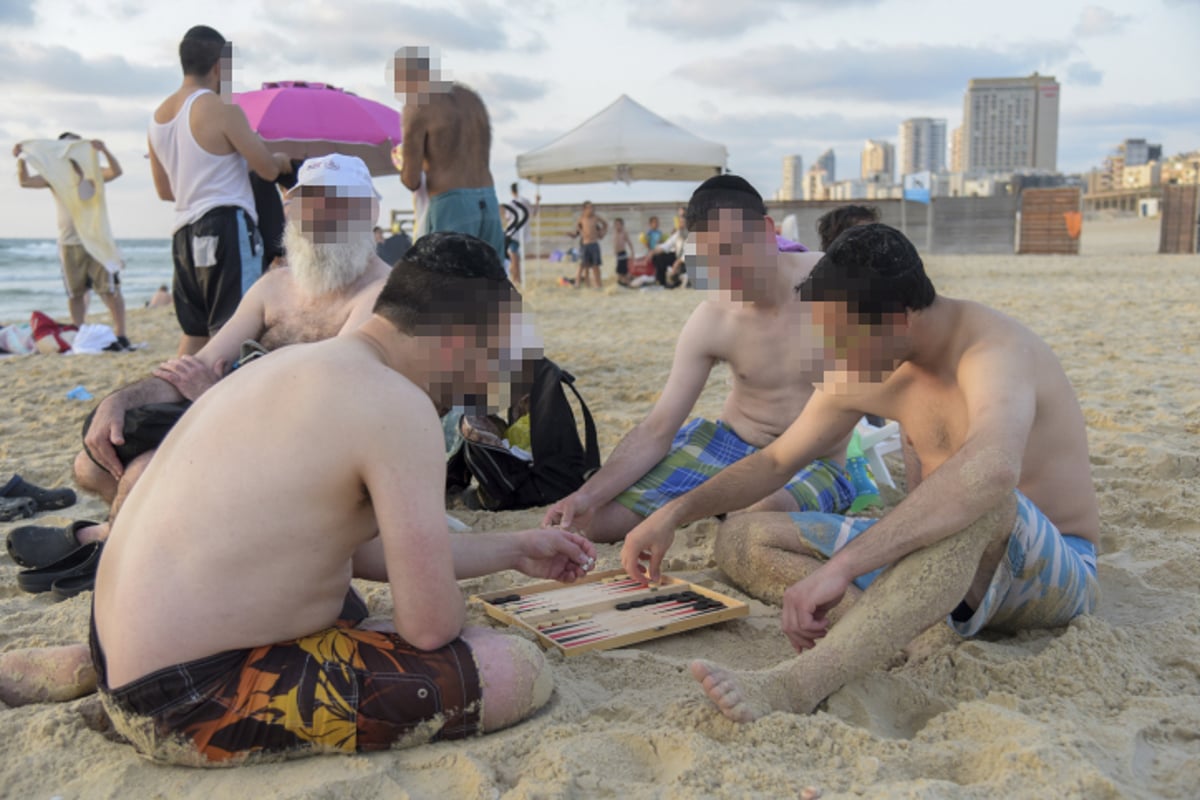 תיעוד מבפנים: בין הזמנים בחוף הנפרד בבת ים