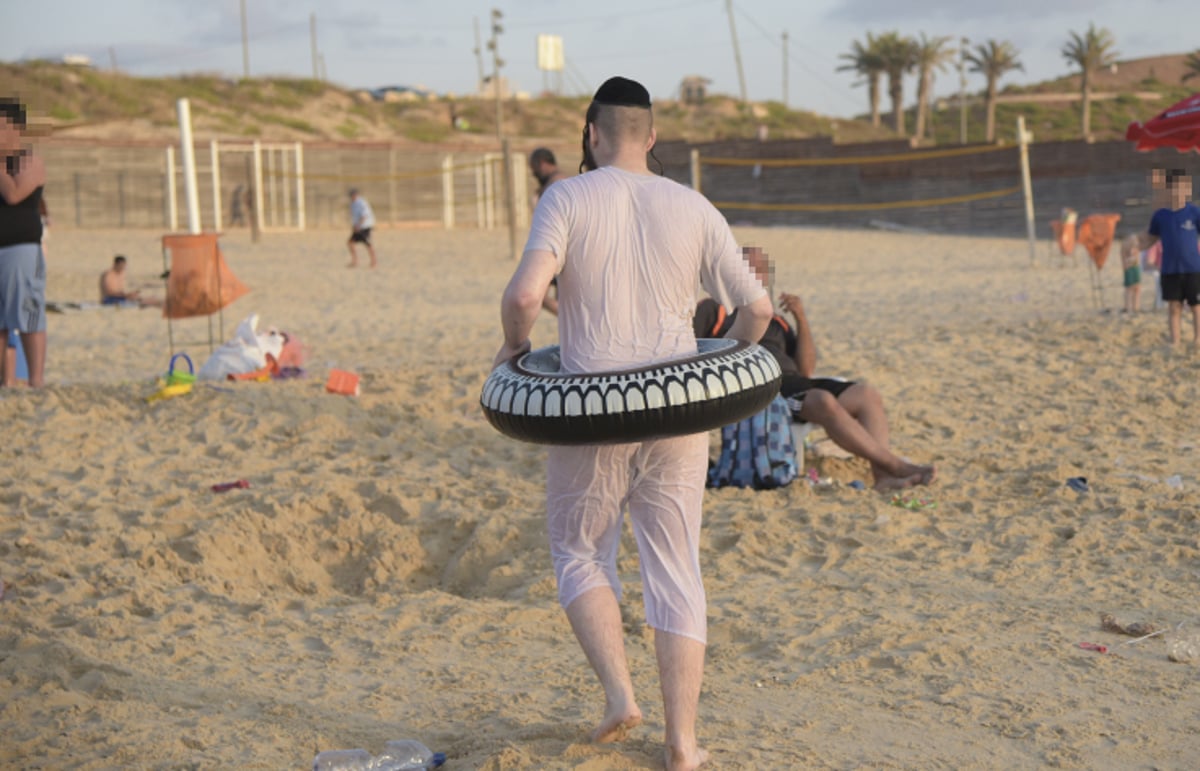 תיעוד מבפנים: בין הזמנים בחוף הנפרד בבת ים