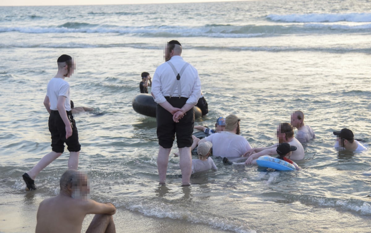 תיעוד מבפנים: בין הזמנים בחוף הנפרד בבת ים