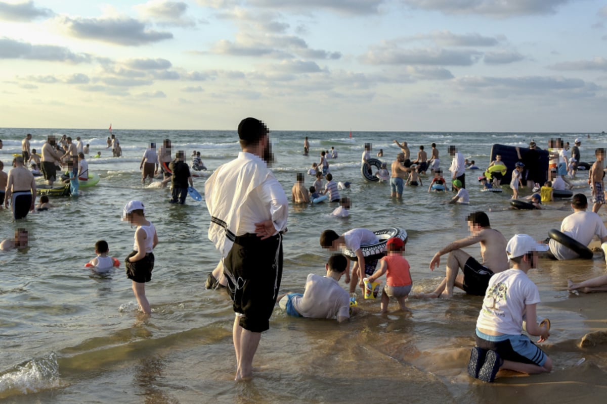 תיעוד מבפנים: בין הזמנים בחוף הנפרד בבת ים