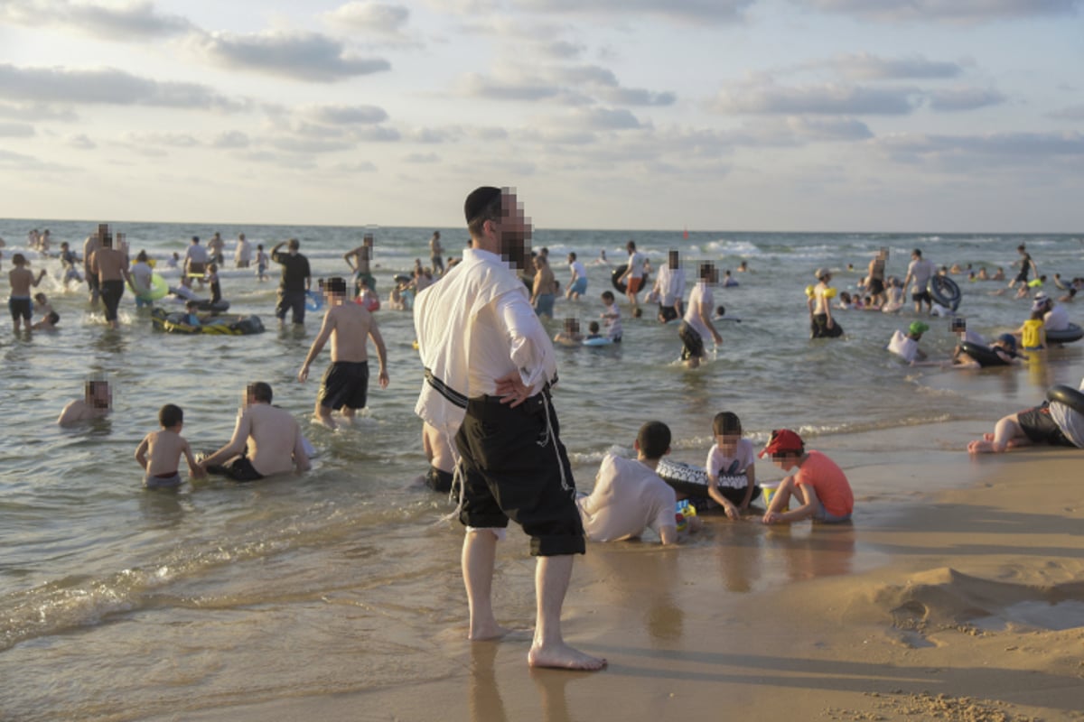 תיעוד מבפנים: בין הזמנים בחוף הנפרד בבת ים