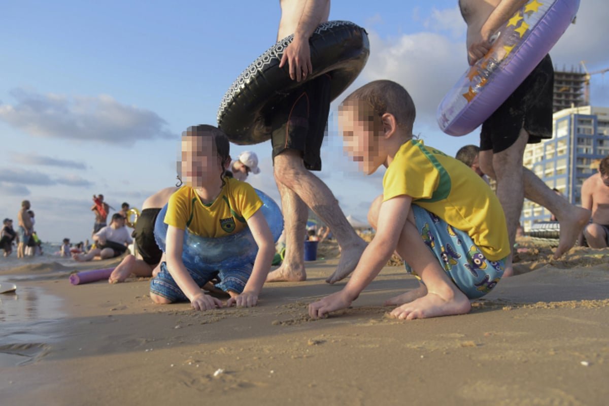 תיעוד מבפנים: בין הזמנים בחוף הנפרד בבת ים