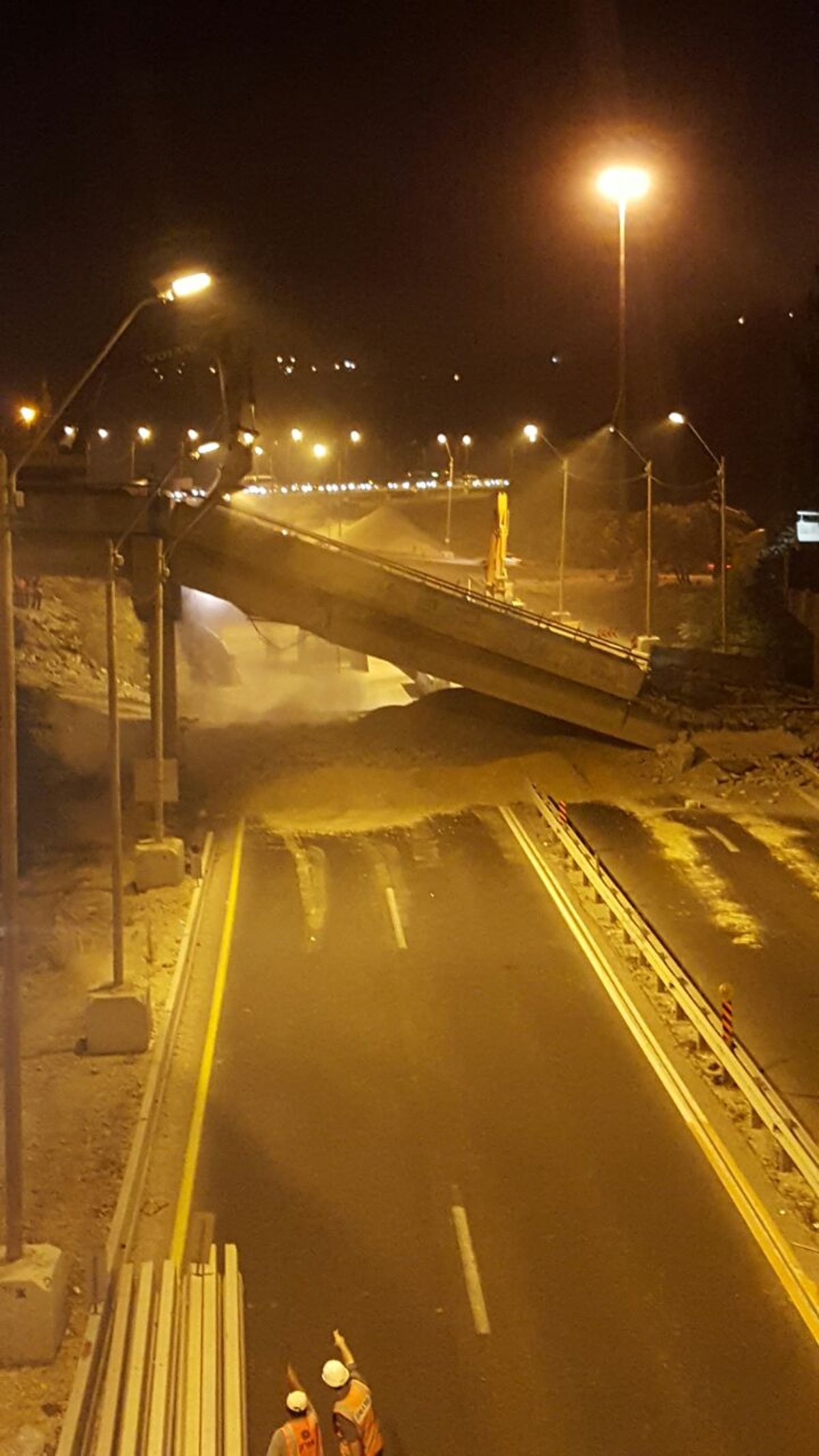 צפו ברגעי קריסת הגשר שגרם לפקקי הענק