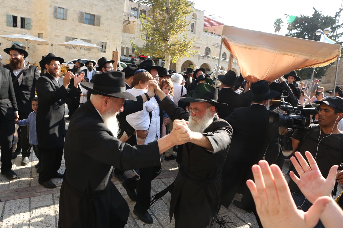 מעמד הכנסת ספר תורה של ילדי ישראל בכותל המערבי