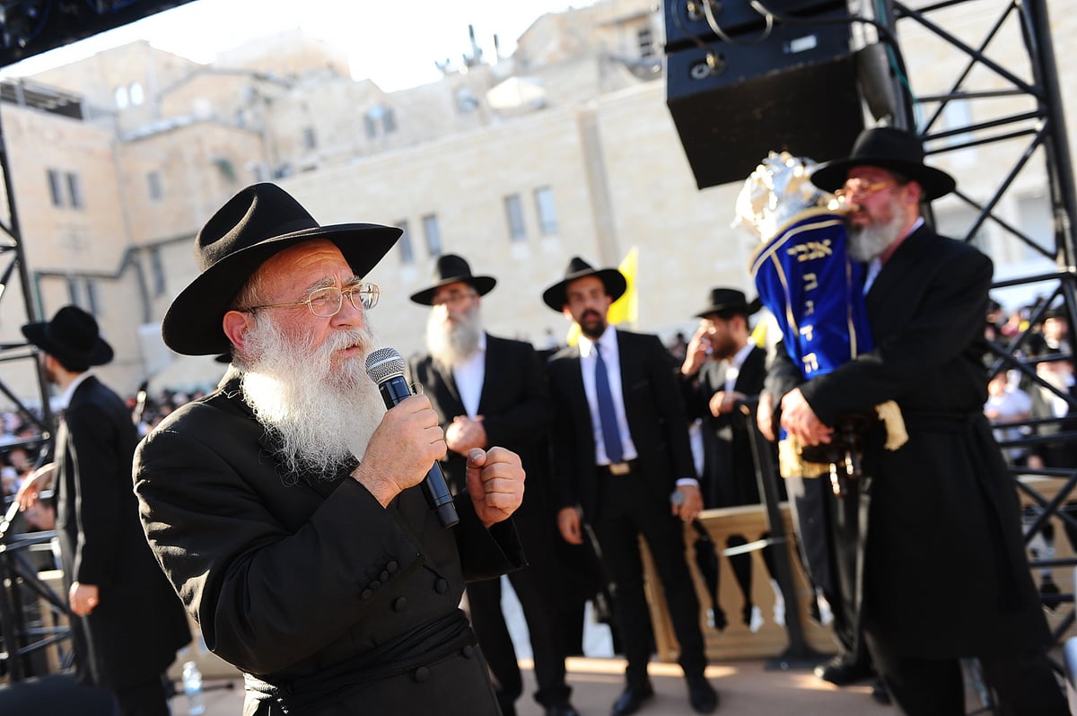 מעמד הכנסת ספר תורה של ילדי ישראל בכותל המערבי