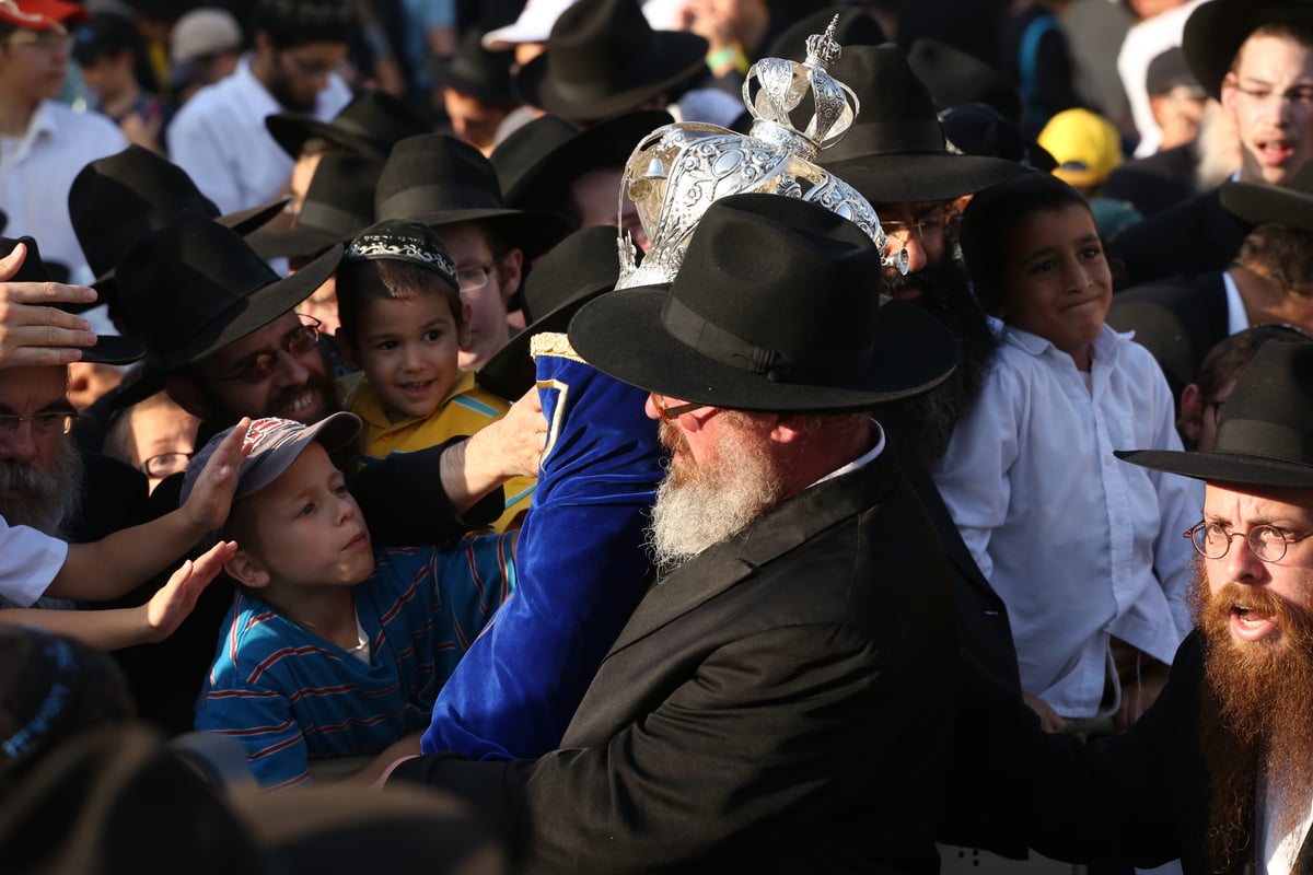 מעמד הכנסת ספר תורה של ילדי ישראל בכותל המערבי