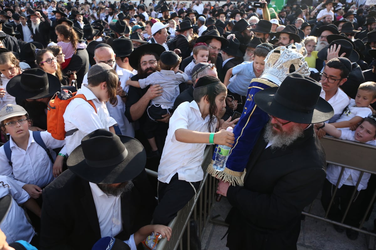 מעמד הכנסת ספר תורה של ילדי ישראל בכותל המערבי