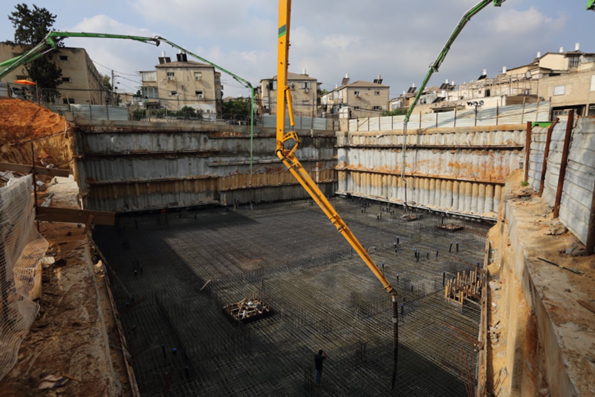 יציקה לבניין במעמד האדמו"ר | תיעוד